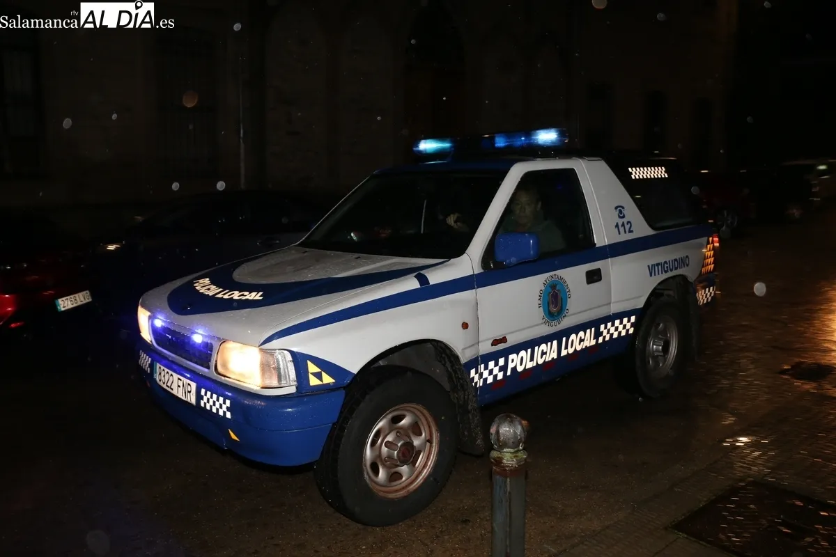 Los reyes Magos llegaron a Vitigudino a sendos coches oficiales en lugar de hacerlo en carroza debido a la lluvia / CORRAL 