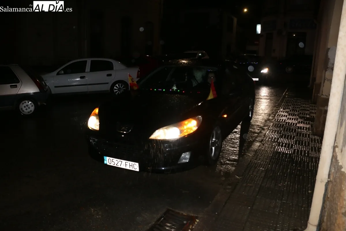 Los reyes Magos llegaron a Vitigudino a sendos coches oficiales en lugar de hacerlo en carroza debido a la lluvia / CORRAL 