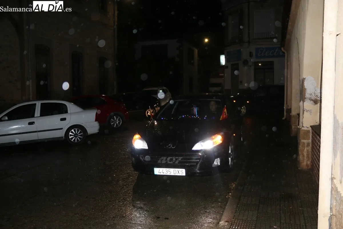 Los reyes Magos llegaron a Vitigudino a sendos coches oficiales en lugar de hacerlo en carroza debido a la lluvia / CORRAL 