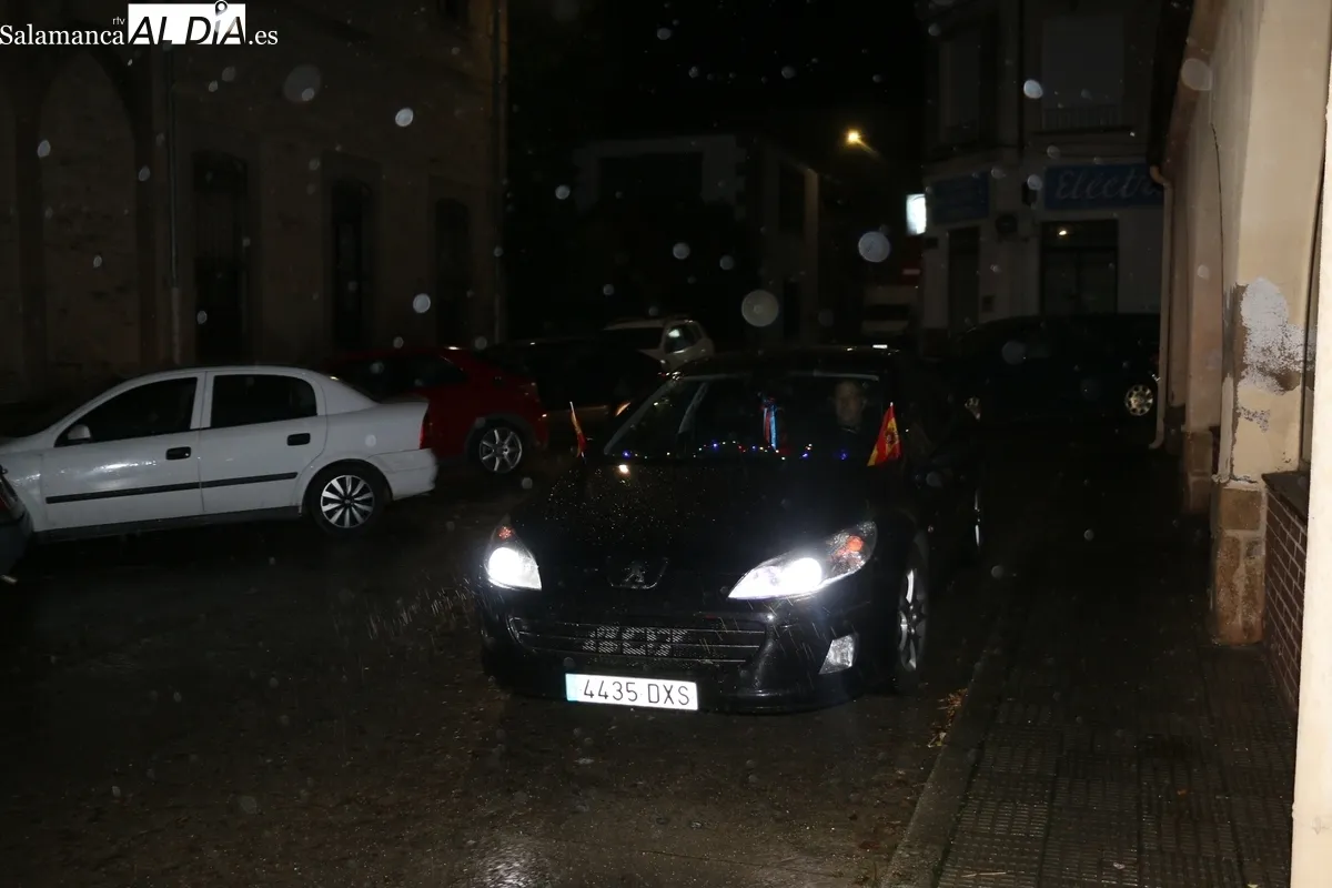 Los reyes Magos llegaron a Vitigudino a sendos coches oficiales en lugar de hacerlo en carroza debido a la lluvia / CORRAL 