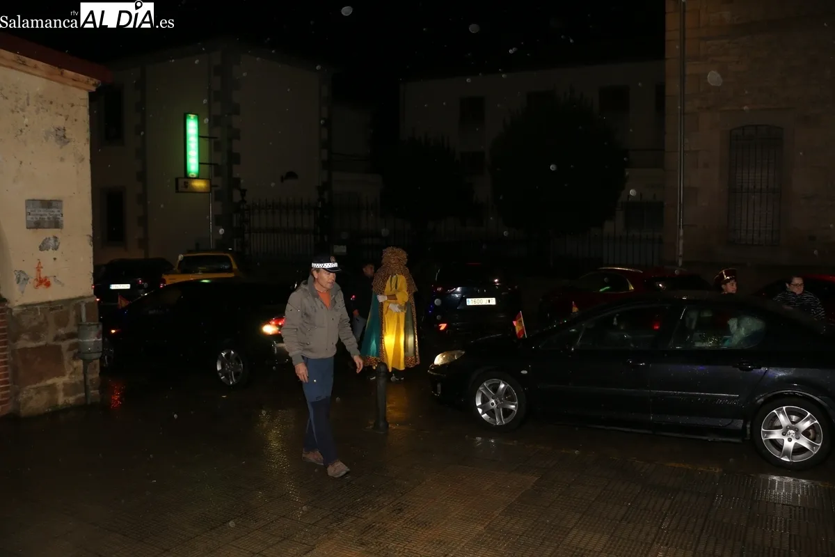 Los reyes Magos llegaron a Vitigudino a sendos coches oficiales en lugar de hacerlo en carroza debido a la lluvia / CORRAL 