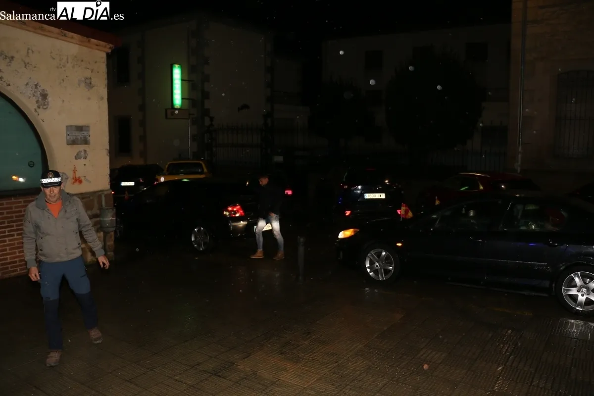 Los reyes Magos llegaron a Vitigudino a sendos coches oficiales en lugar de hacerlo en carroza debido a la lluvia / CORRAL 