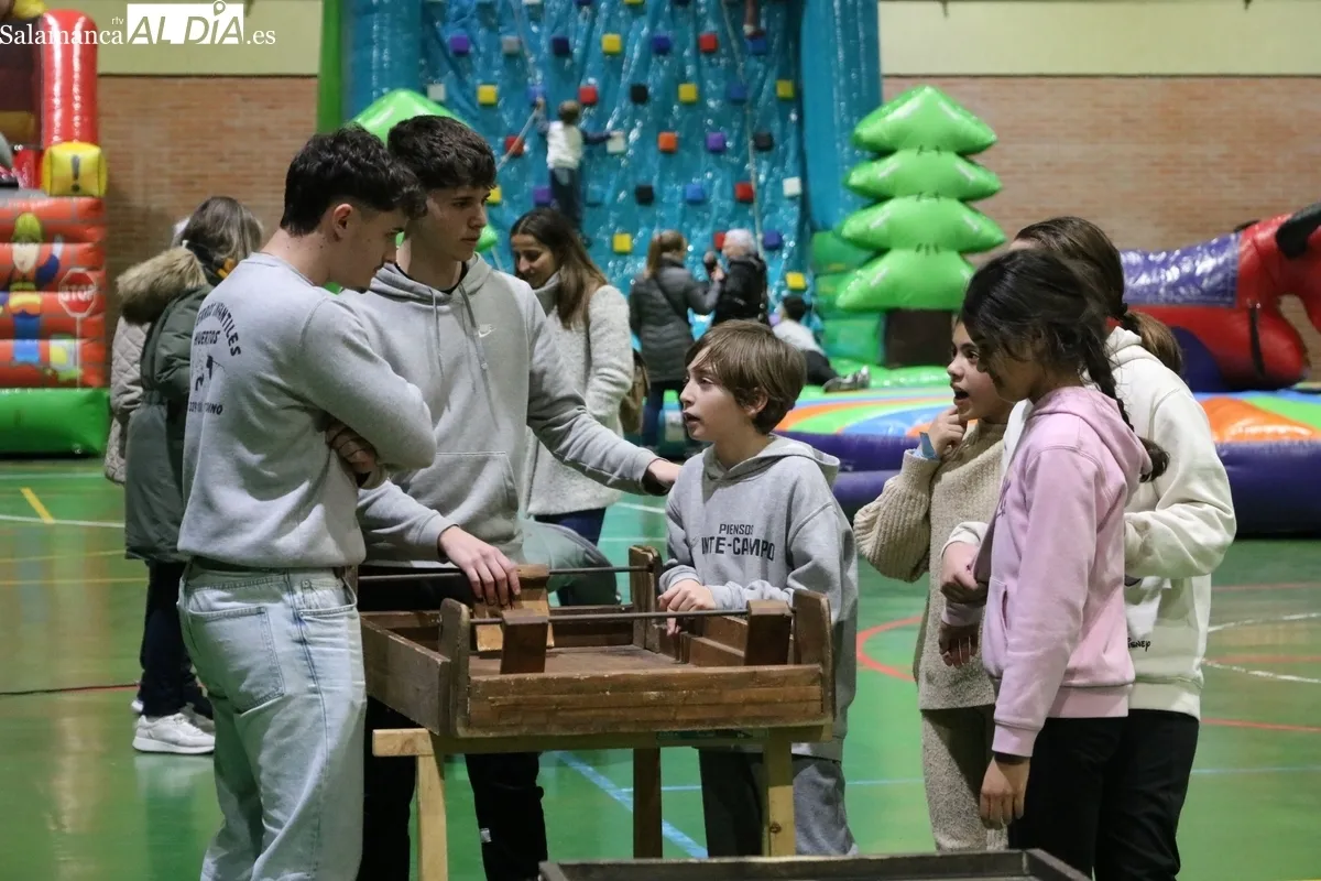 Los niños disfrutaban este viernes en Vitigudino con el parque de Navilandia Huertos / CORRAL