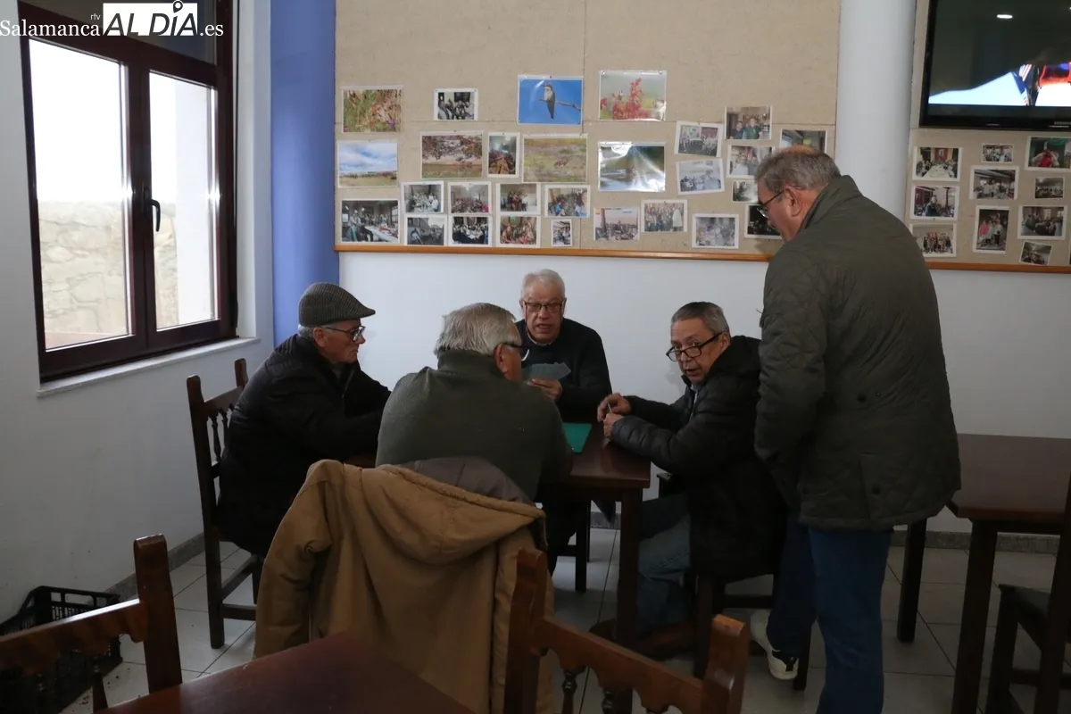 Bar municipal y que Gustavo y Érika regentan desde su llegada a Peralejos de Abajo / CORRAL