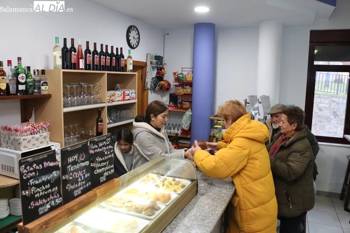 Bar municipal y que Gustavo y Érika regentan desde su llegada a Peralejos de Abajo / CORRAL