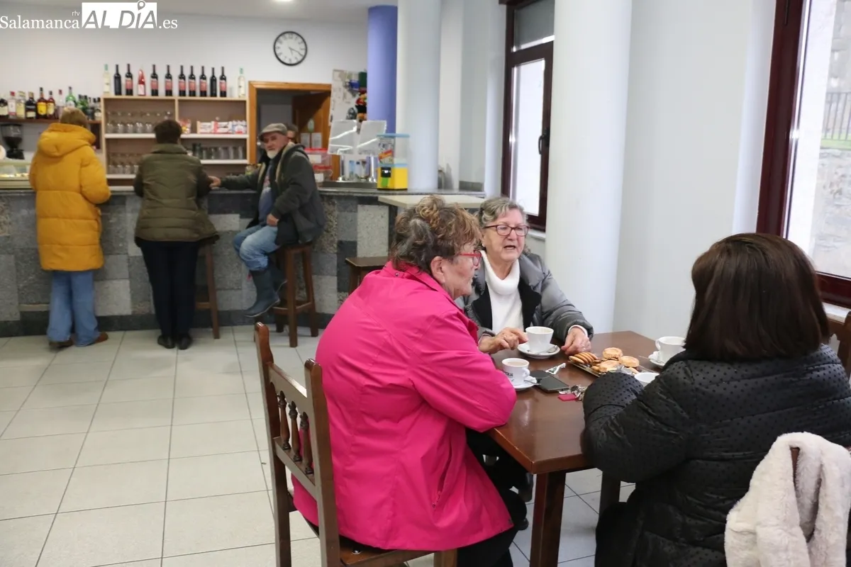 Bar municipal y que Gustavo y Érika regentan desde su llegada a Peralejos de Abajo / CORRAL