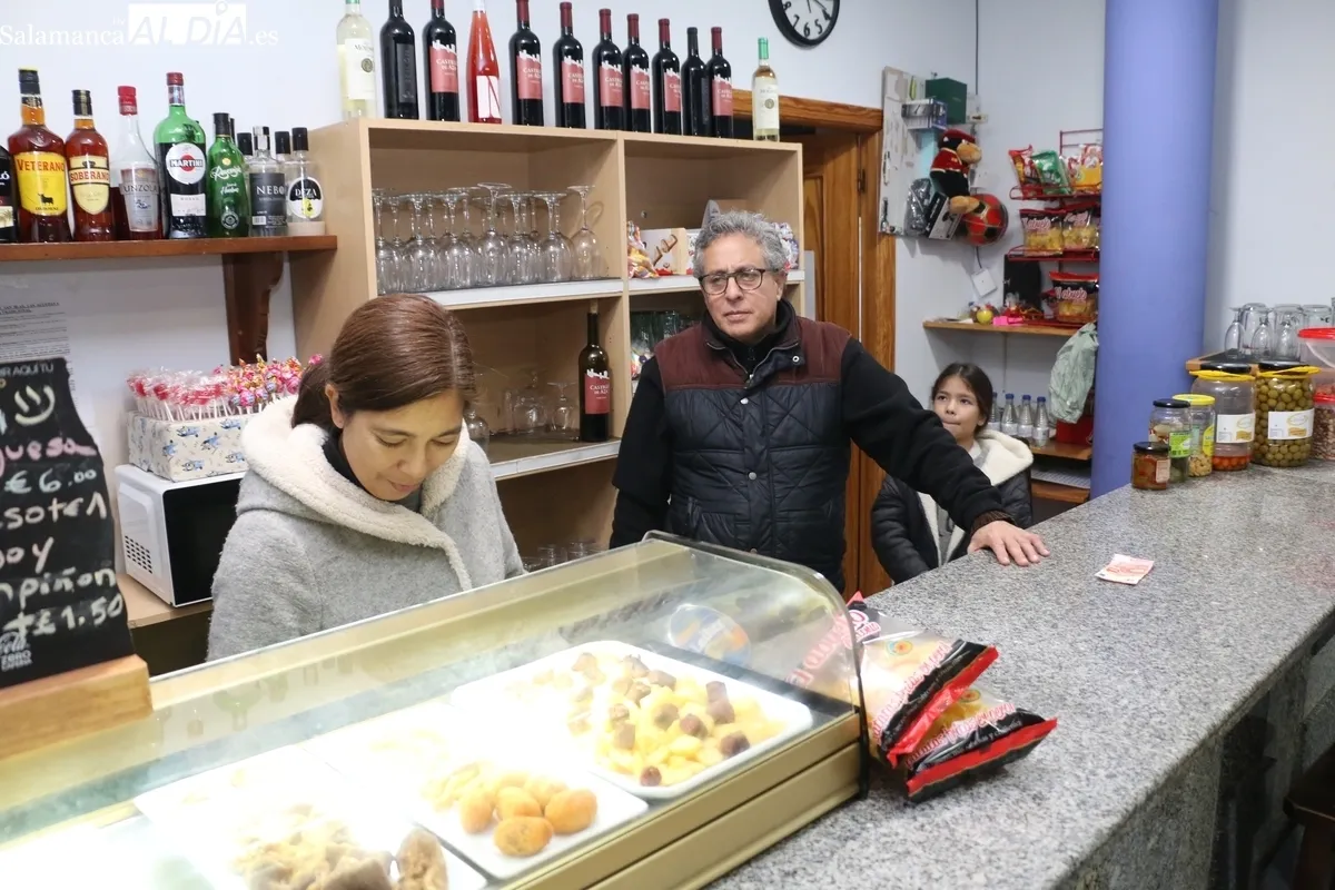 Gustavo con Érika y sus dos hijas Zoe y Luna en bar municipal y que regentan desde su llegada a Peralejos de Abajo / CORRAL