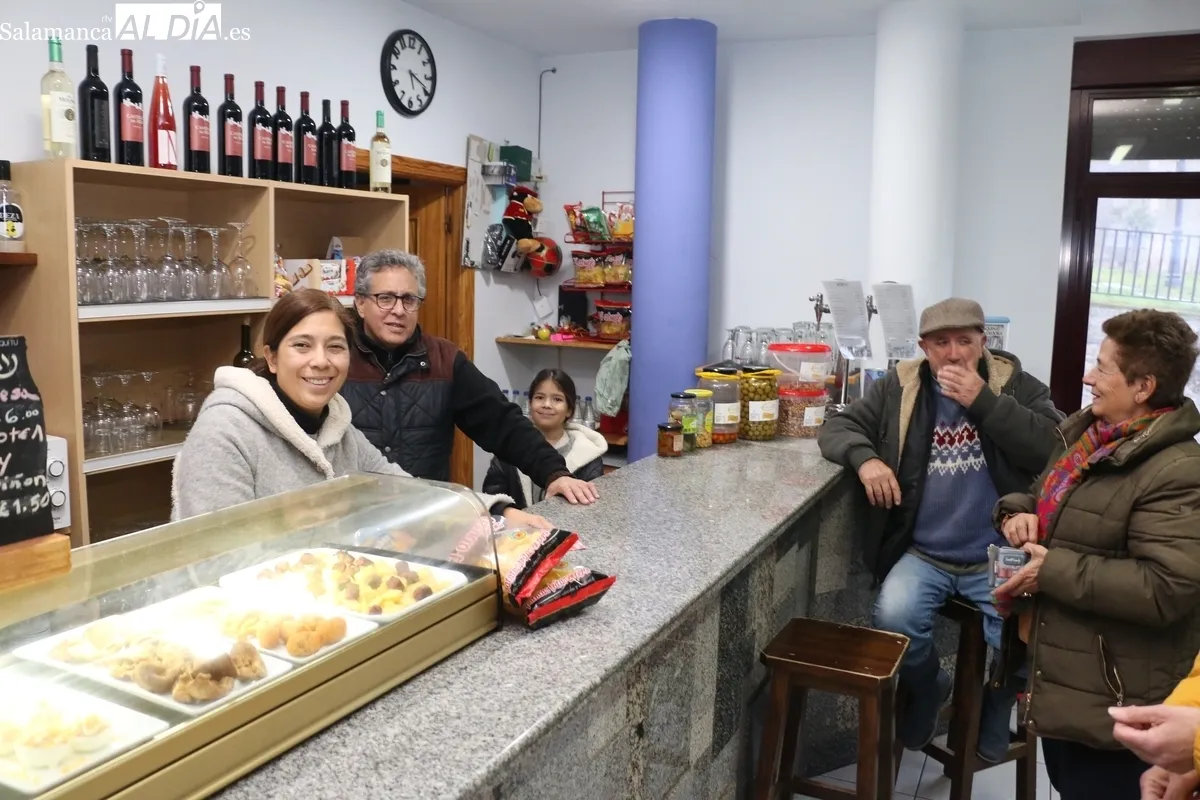 Bar municipal y que Gustavo y Érika regentan desde su llegada a Peralejos de Abajo / CORRAL