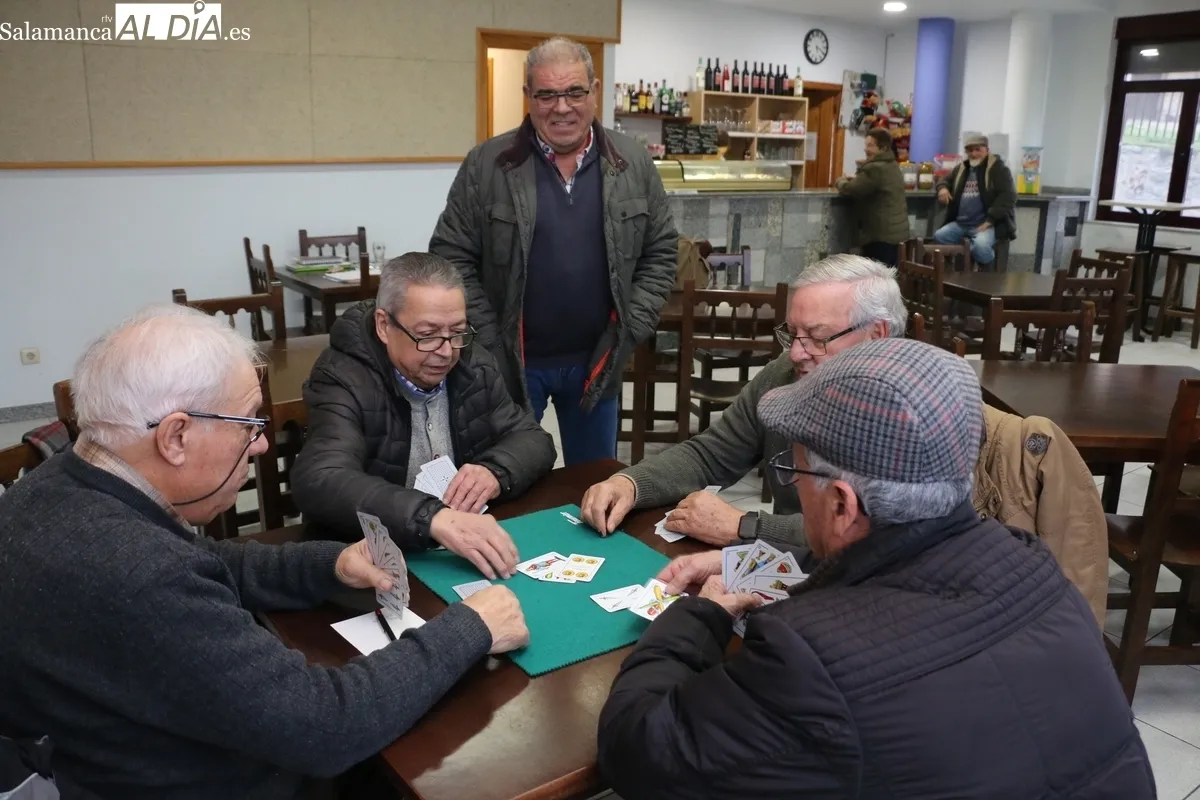 Bar municipal y que Gustavo y Érika regentan desde su llegada a Peralejos de Abajo / CORRAL