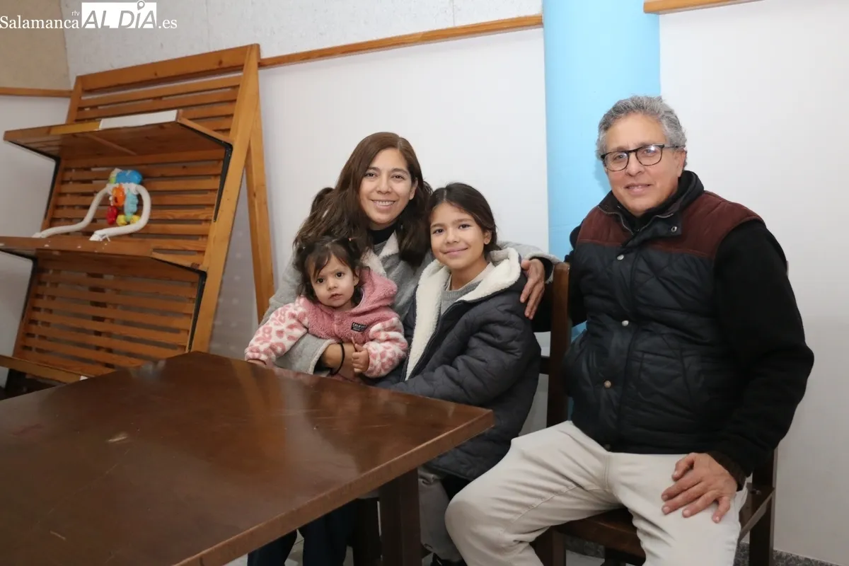 Gustavo con Érika y sus dos hijas Zoe y Luna en bar municipal y que regentan desde su llegada a Peralejos de Abajo / CORRAL