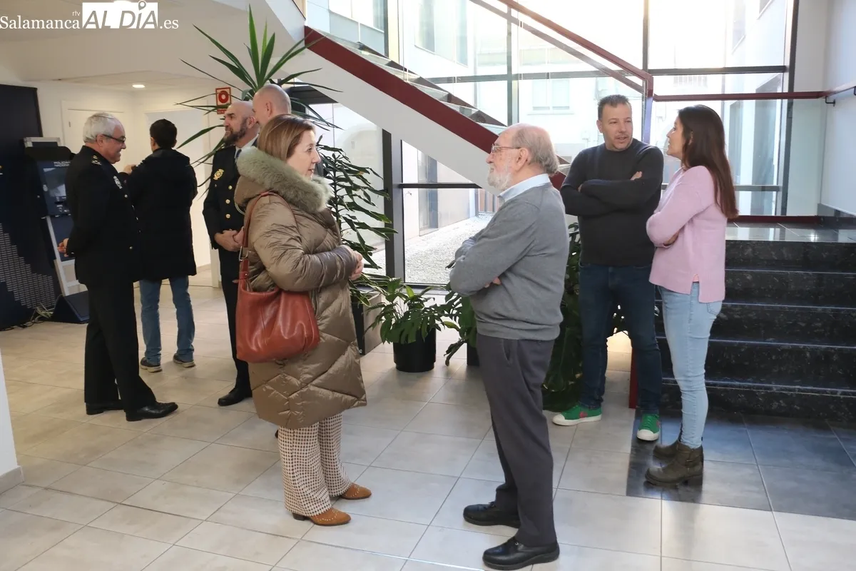 La Policía Nacional presenta en el ayuntamiento de Vitigudino el punto de renovación de certificados digitales  / CORRAL 