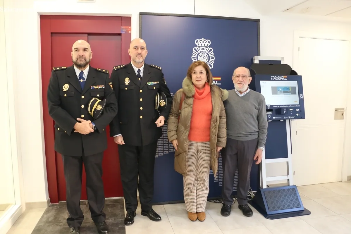 La Policía Nacional presenta en el ayuntamiento de Vitigudino el punto de renovación de certificados digitales  / CORRAL 