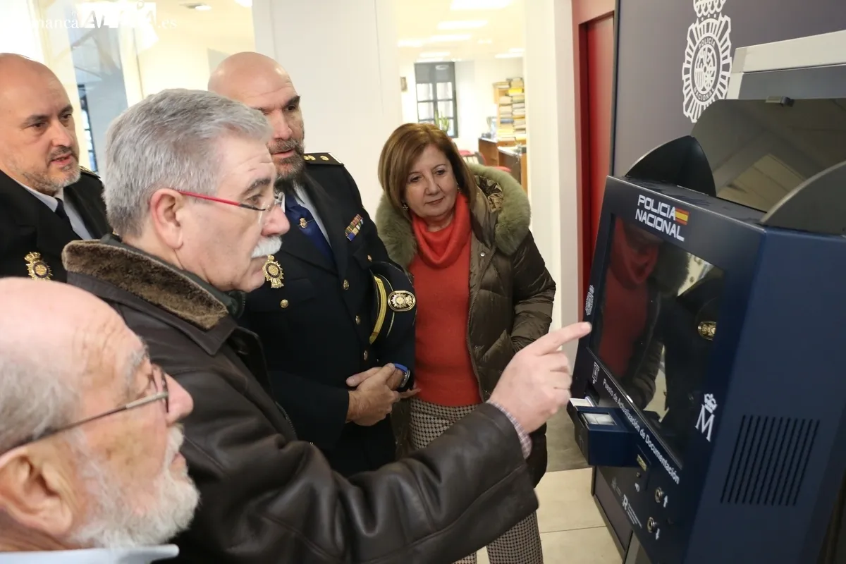 La Policía Nacional presenta en el ayuntamiento de Vitigudino el punto de renovación de certificados digitales  / CORRAL 
