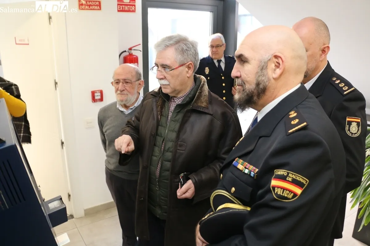 La Policía Nacional presenta en el ayuntamiento de Vitigudino el punto de renovación de certificados digitales  / CORRAL 