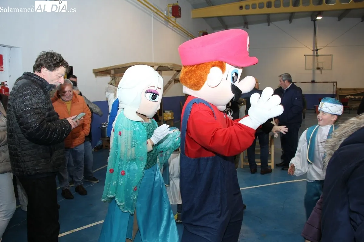 Visita de los Reyes Magos a los vecinos de Villarino de los Aires / MARIBEL SÁNCHEZ