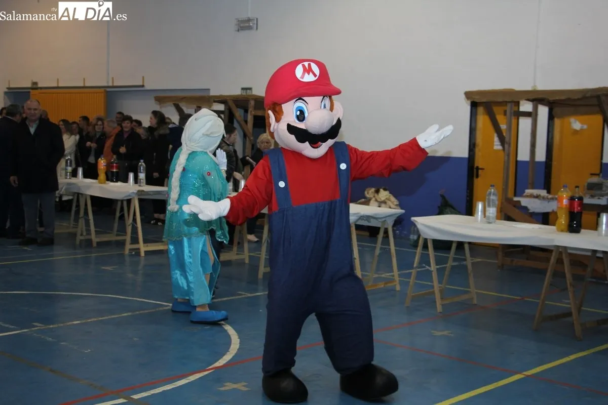 Visita de los Reyes Magos a los vecinos de Villarino de los Aires / MARIBEL SÁNCHEZ