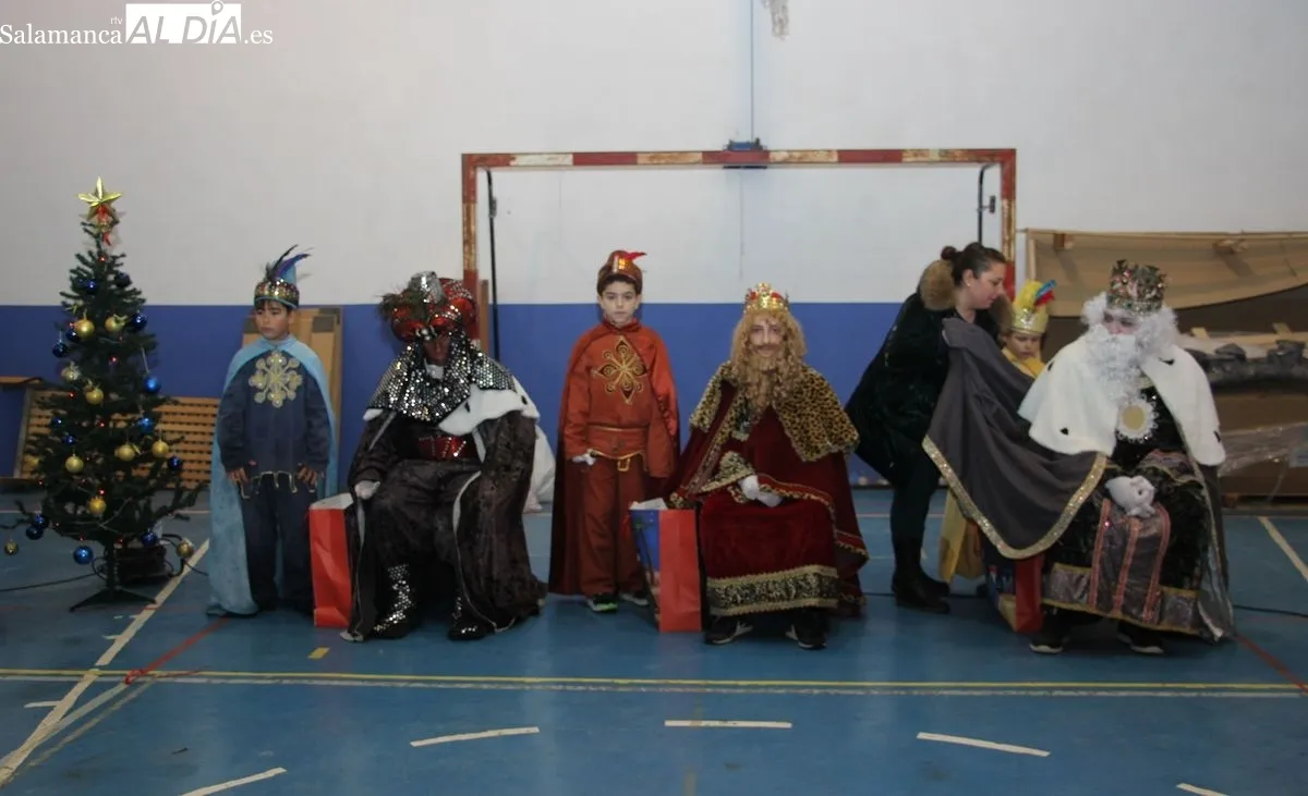 Visita de los Reyes Magos a los vecinos de Villarino de los Aires / MARIBEL SÁNCHEZ