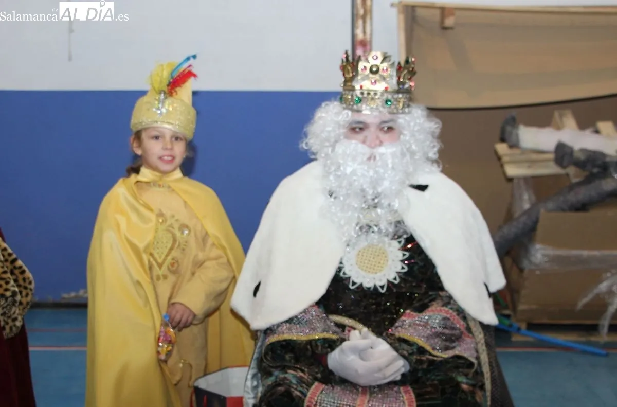 Visita de los Reyes Magos a los vecinos de Villarino de los Aires / MARIBEL SÁNCHEZ