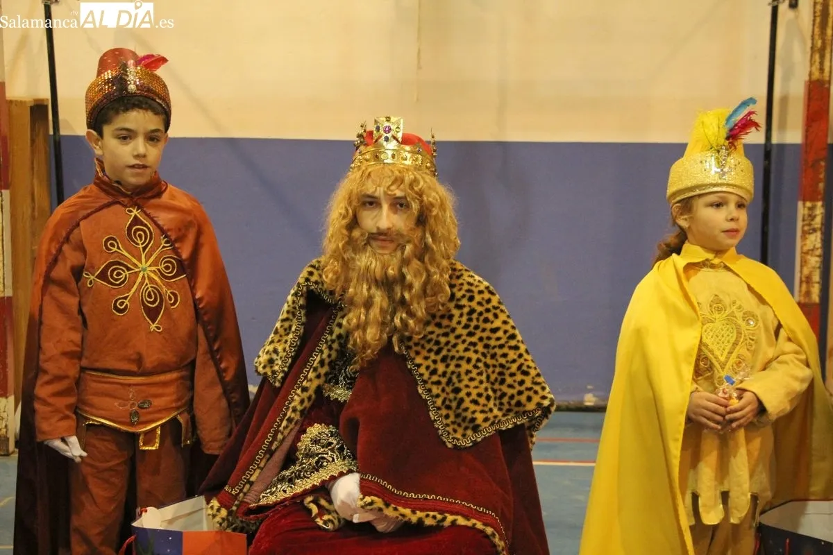 Visita de los Reyes Magos a los vecinos de Villarino de los Aires / MARIBEL SÁNCHEZ