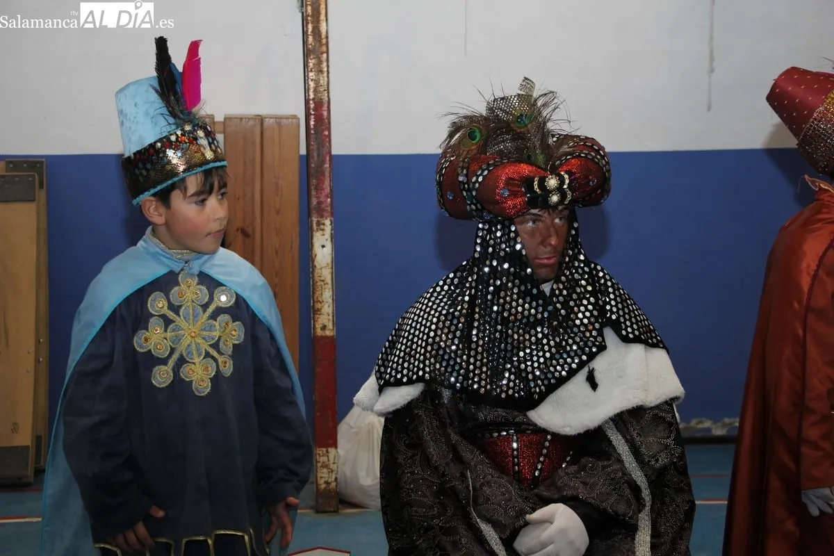 Visita de los Reyes Magos a los vecinos de Villarino de los Aires / MARIBEL SÁNCHEZ