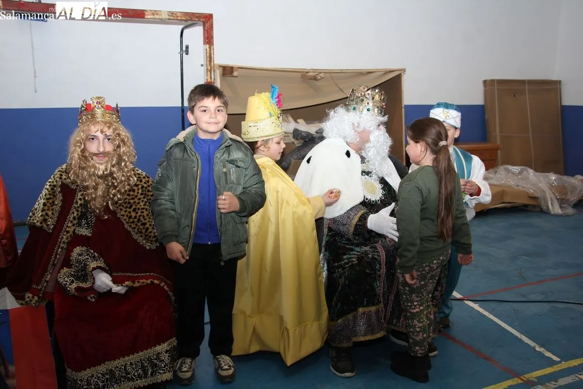 Visita de los Reyes Magos a los vecinos de Villarino de los Aires / MARIBEL SÁNCHEZ