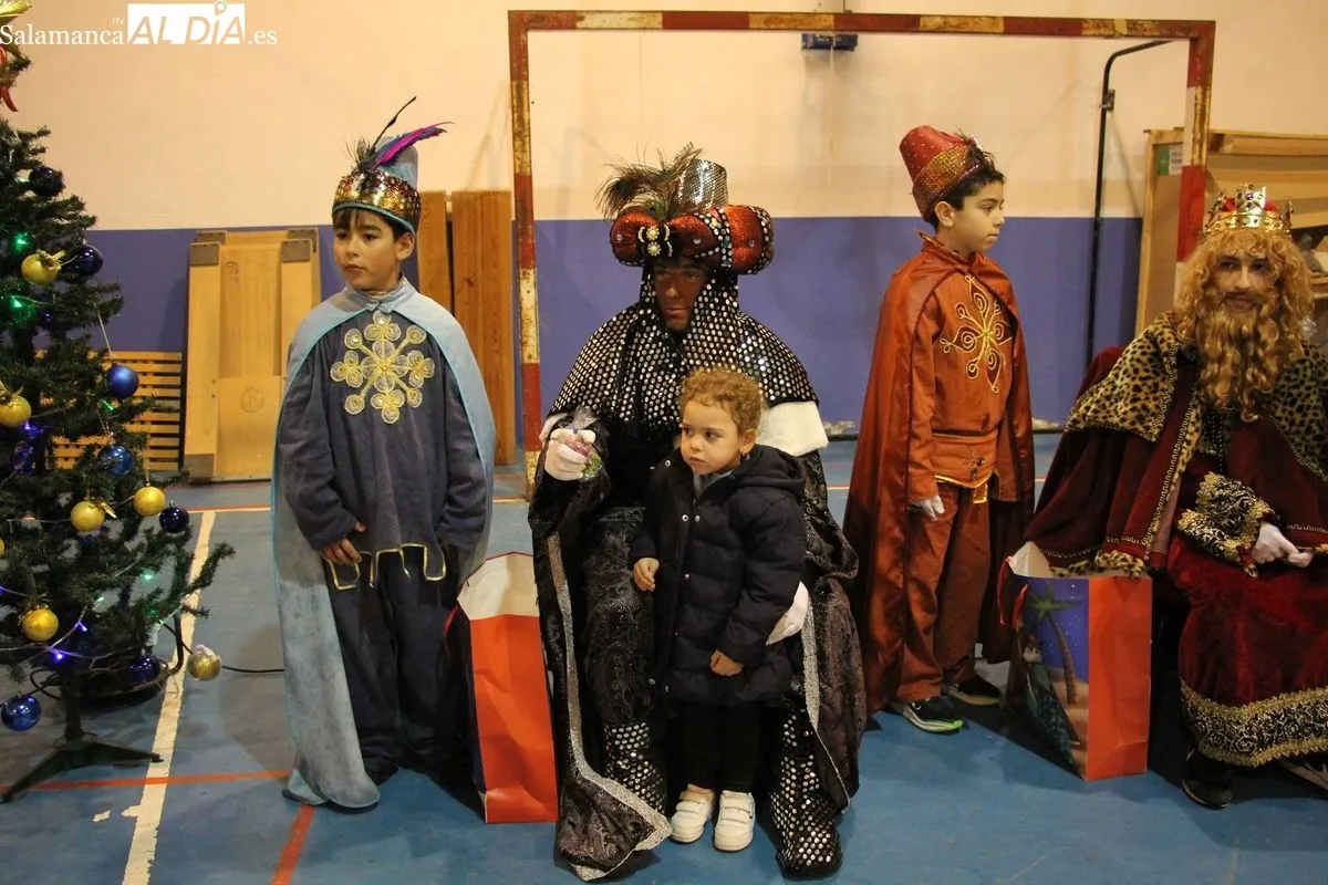 Visita de los Reyes Magos a los vecinos de Villarino de los Aires / MARIBEL SÁNCHEZ