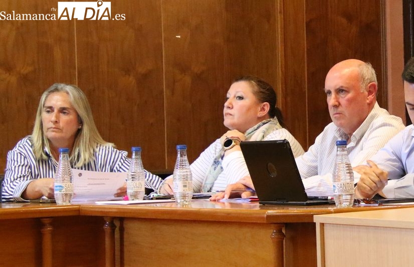 Elena García, María Dolores Sánchez y Manuel Iglesias en un pleno anterior