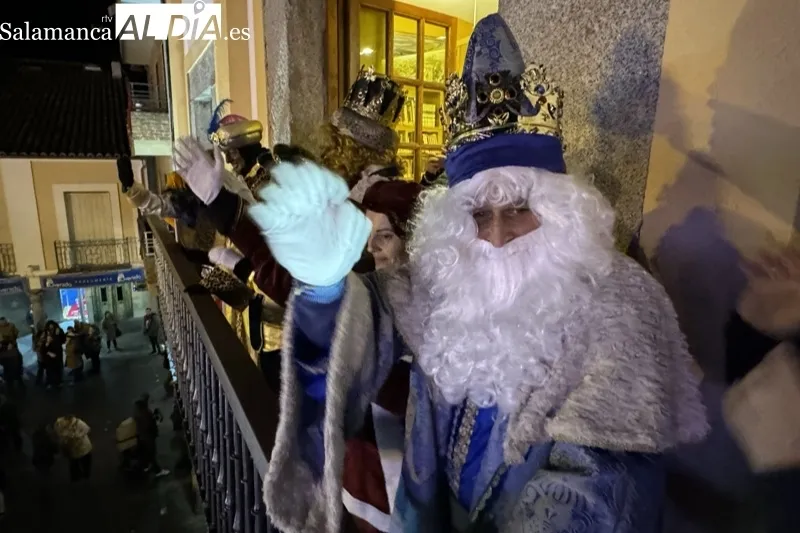 Foto 3 - Pe&ntilde;aranda desafia al frio y la lluvia protagonizando en las calles una multitudinaria Cabalgata de los Reyes Magos