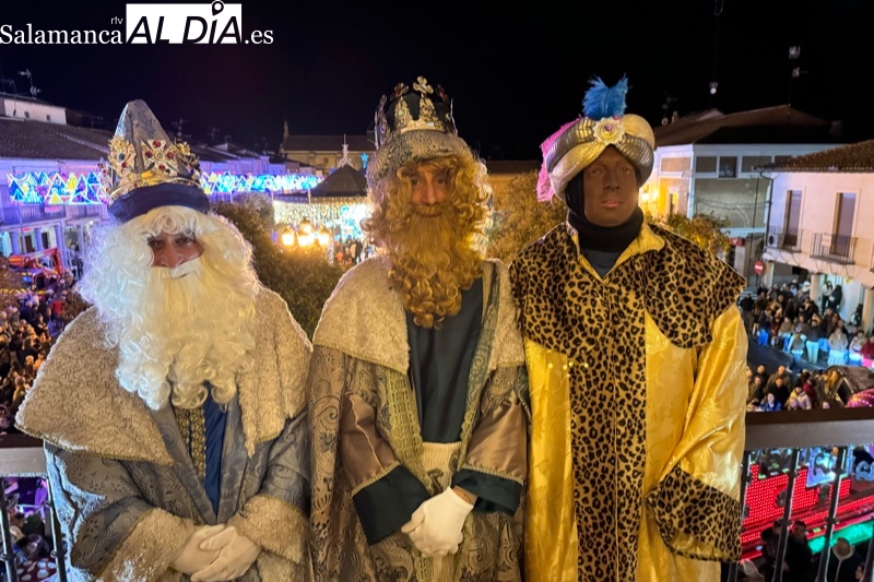 Peñaranda desafia al frio y la lluvia protagonizando en las calles una multitudinaria Cabalgata de los Reyes Magos