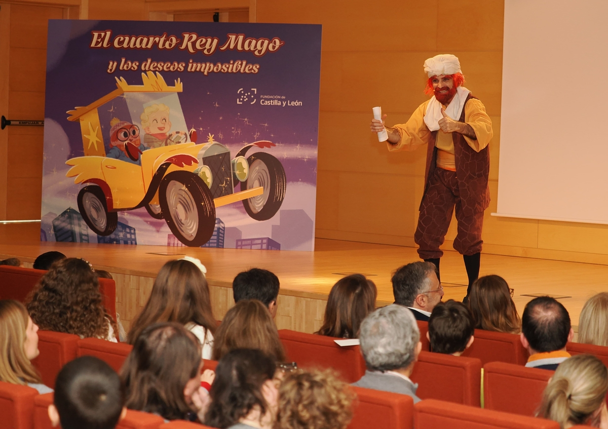 Los niños llenan las Cortes para escuchar el cuento de ‘El Cuarto Rey Mago y los deseos imposibles’