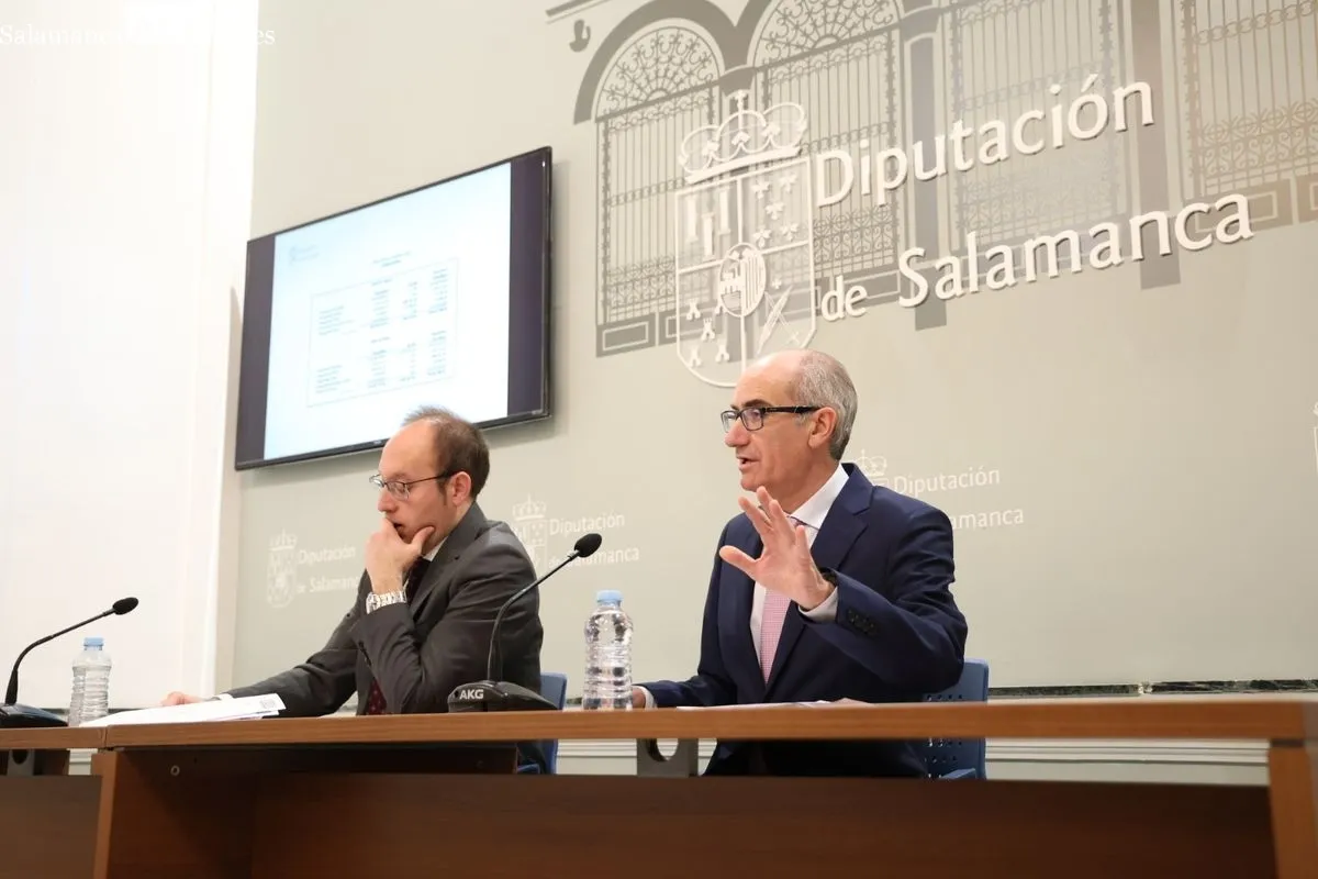 Javier Iglesias, presidente de la Diputación de Salamanca, junto a Marcos Iglesias, diputado provincial de Economía y Hacienda, en la presentación del Presupuesto 2025. Foto de David Sañudo