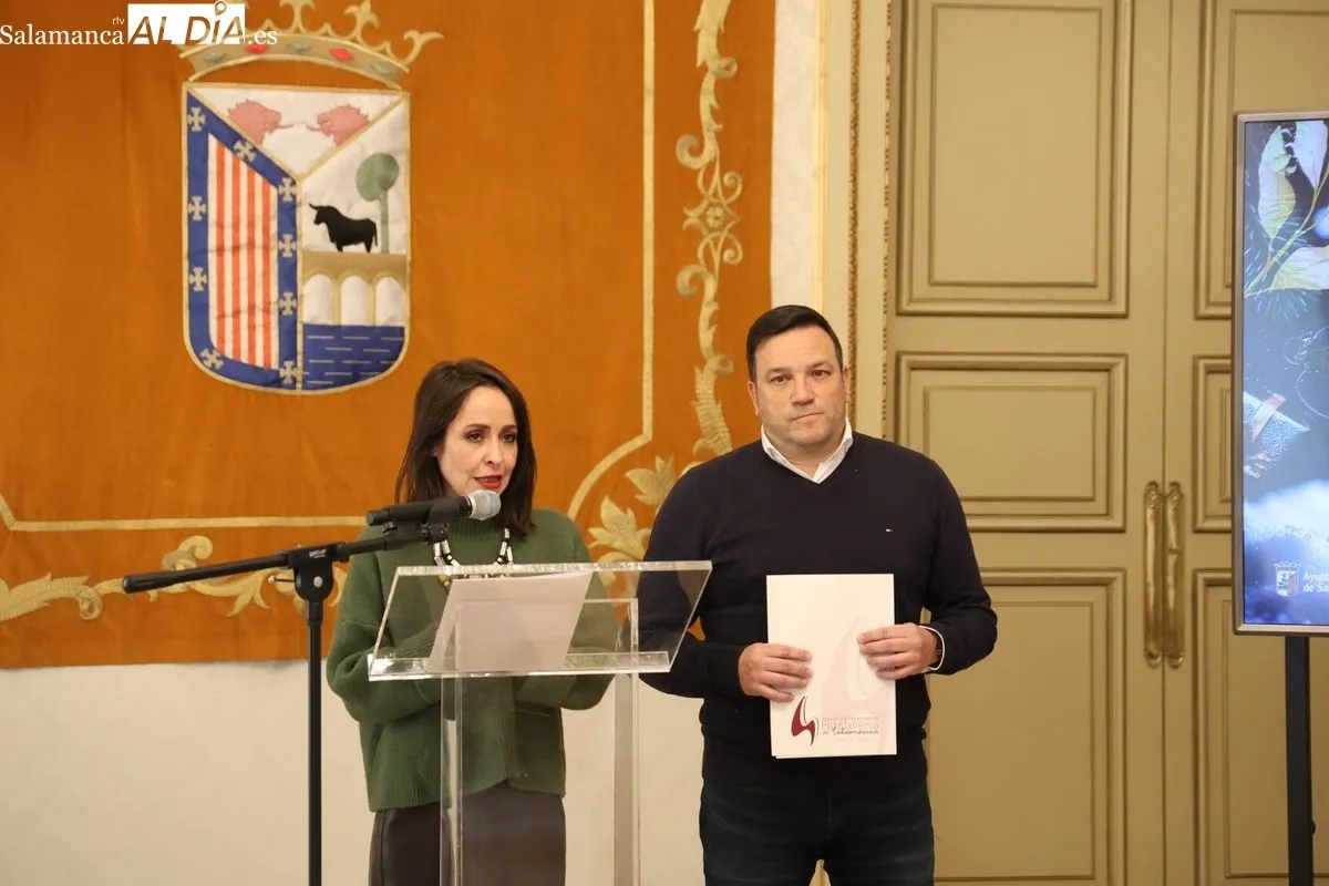 La concejala de Festejos y Tradiciones, Carmen Seguín, junto al presidente de la Asociación de Hostelería de Salamanca, este jueves, en el Ayuntamiento. Foto de David Sañudo