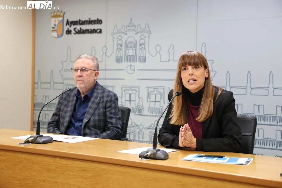 Rueda de prensa de esta mañana de la viceportavoz del Grupo Municipal Socialista en el Ayuntamiento de Salamanca, María Sánchez, junto al concejal Fidel Francés. Foto de David Sañudo