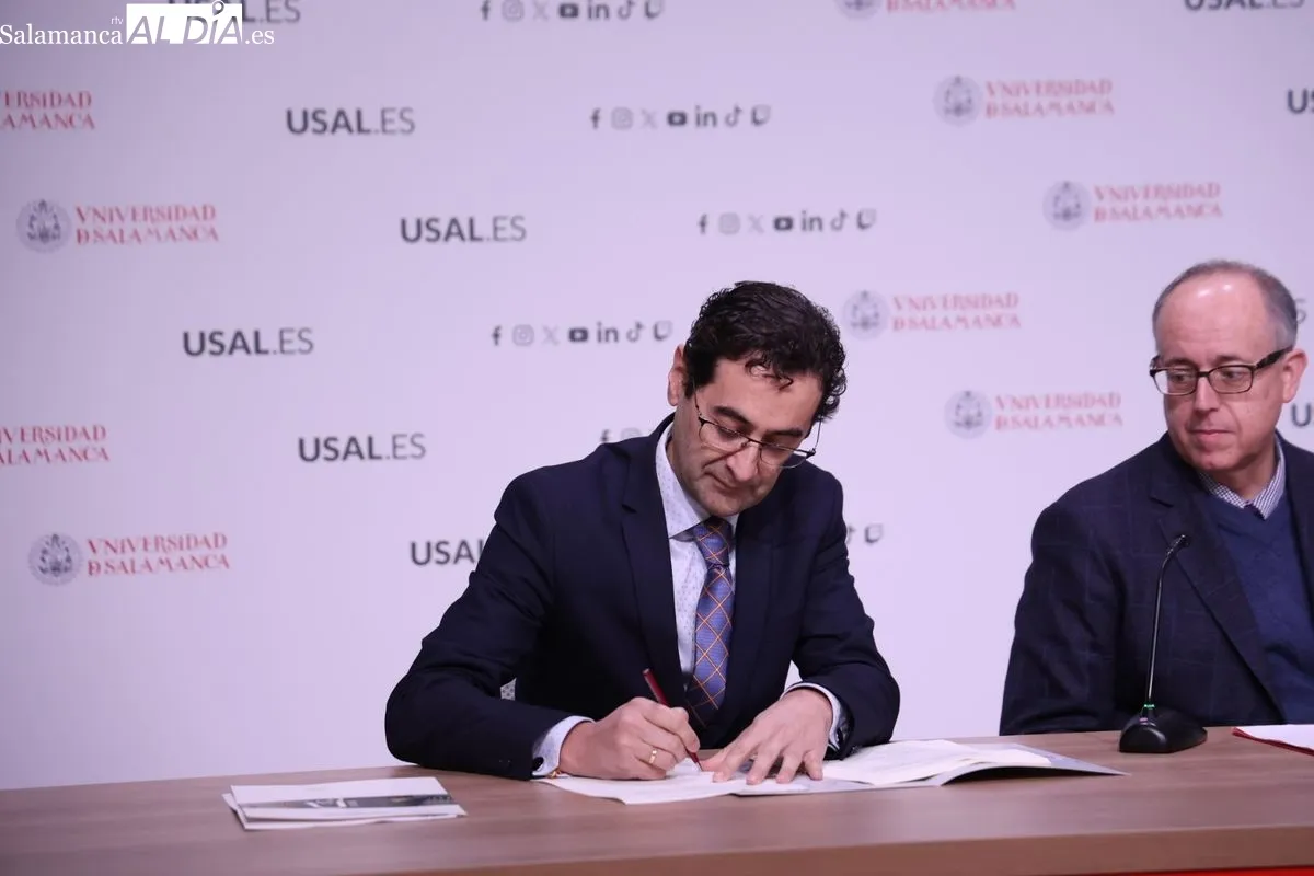 José Miguel Mateos Roco; el consejero Delegado en Cursos Internacionales de la Universidad de Salamanca, José Miguel Sánchez Llorente; y los representantes de la franquicia, Shen Jian y Zhou Jingwen. Foto de David Sañudo
