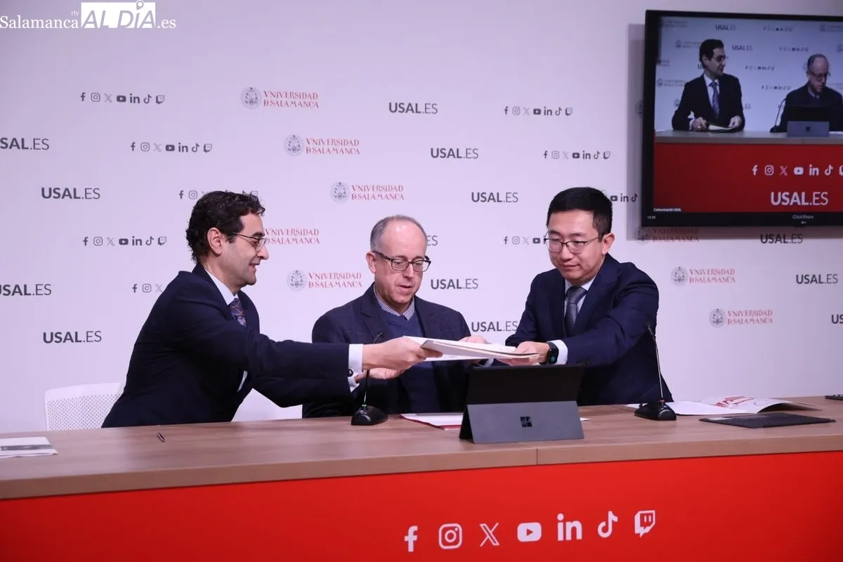 José Miguel Mateos Roco; el consejero Delegado en Cursos Internacionales de la Universidad de Salamanca, José Miguel Sánchez Llorente; y los representantes de la franquicia, Shen Jian y Zhou Jingwen. Foto de David Sañudo