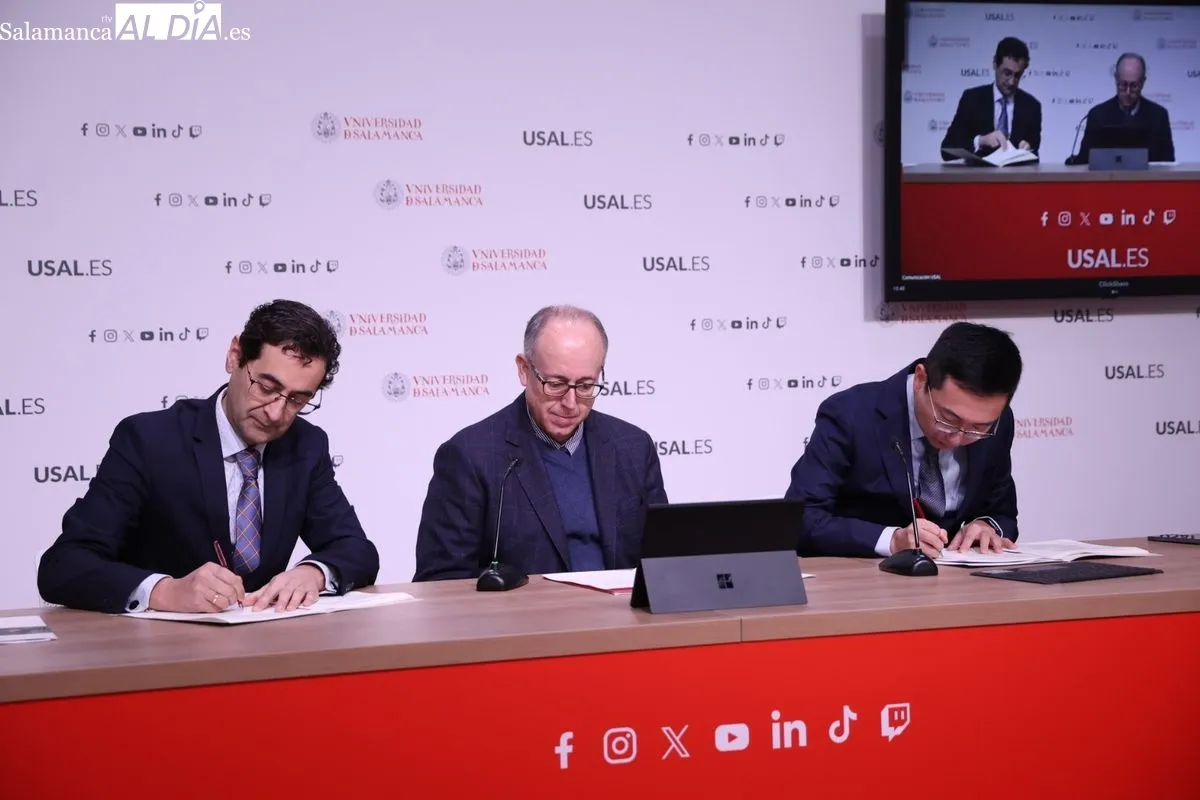 José Miguel Mateos Roco; el consejero Delegado en Cursos Internacionales de la Universidad de Salamanca, José Miguel Sánchez Llorente; y los representantes de la franquicia, Shen Jian y Zhou Jingwen. Foto de David Sañudo