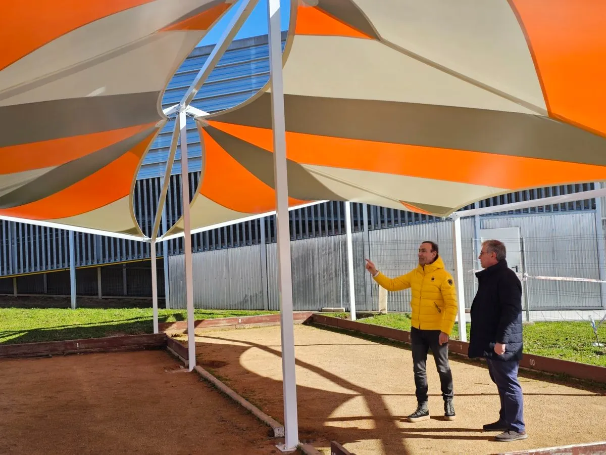 Nuevas cubiertas en las pistas deportivas de Carbajosa de la Sagrada