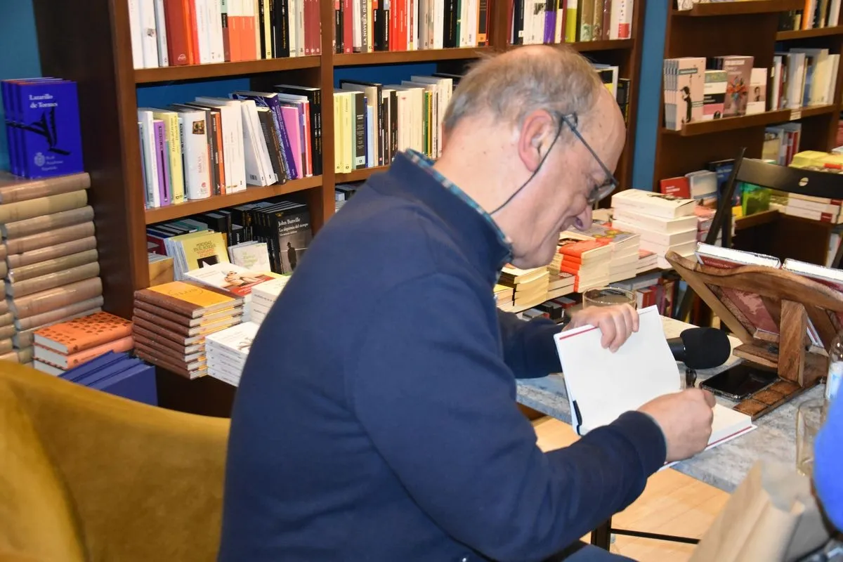 Gustavo Martín Garzo en Letras Corsarias con motivo de la presentación de su libro 'El cuarto de los sombreros'. Foto Letras Corsarias