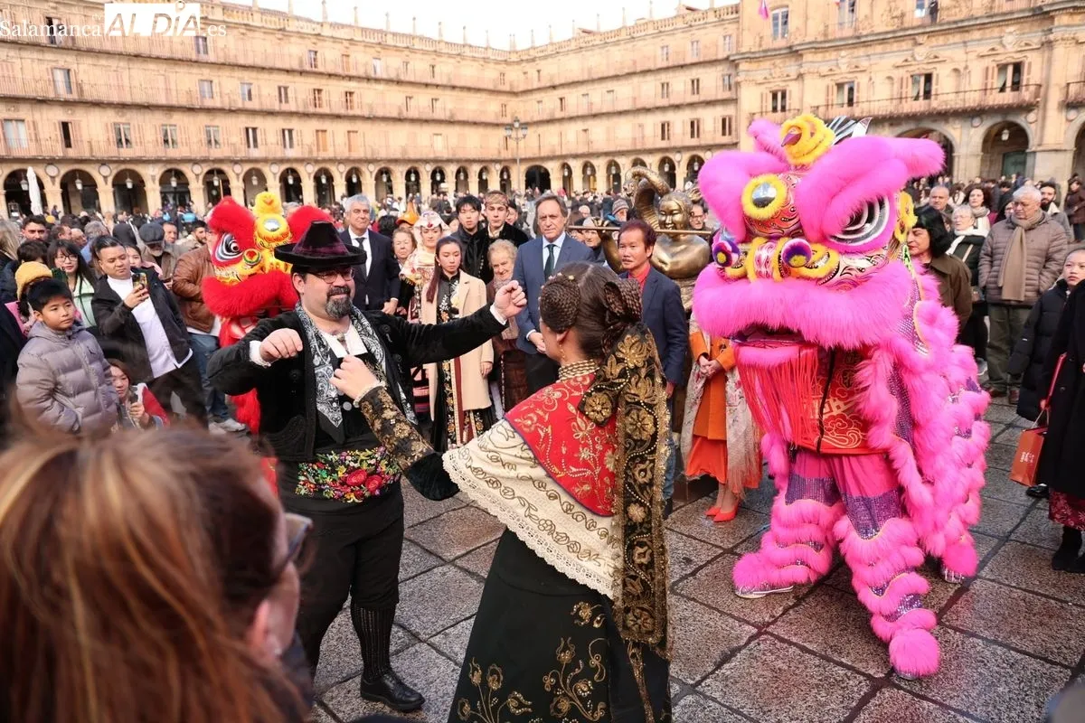 El alcalde de Salamanca, Carlos García Carbayo, y el escultor Xu Hongfei presentan la escultura dedicada al Año de la Serpiente. Foto de David Sañudo