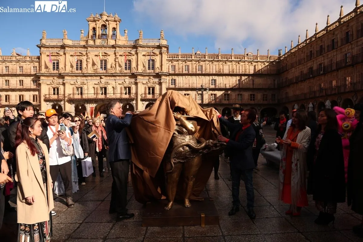 El alcalde de Salamanca, Carlos García Carbayo, y el escultor Xu Hongfei presentan la escultura dedicada al Año de la Serpiente. Foto de David Sañudo