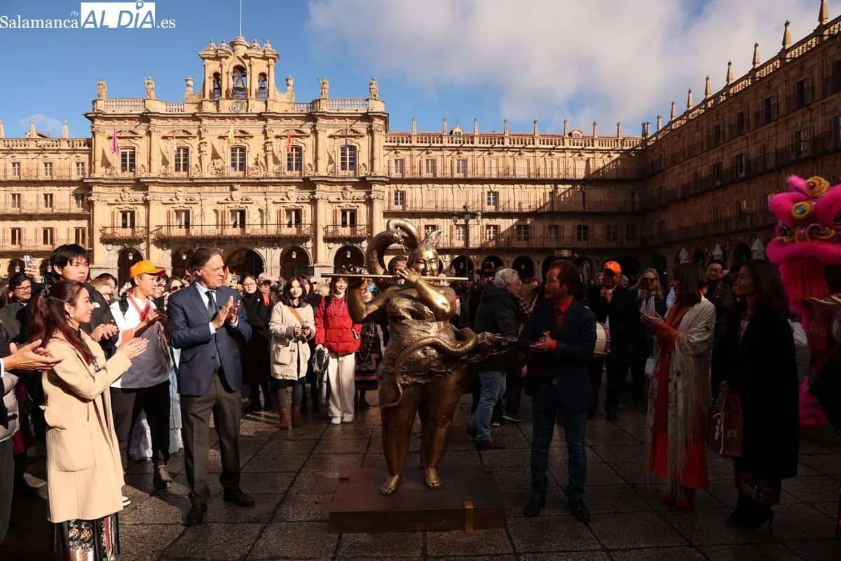El alcalde de Salamanca, Carlos García Carbayo, y el escultor Xu Hongfei presentan la escultura dedicada al Año de la Serpiente. Foto de David Sañudo