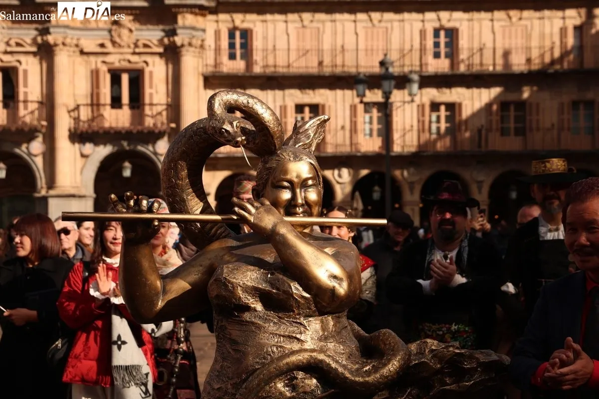 El alcalde de Salamanca, Carlos García Carbayo, y el escultor Xu Hongfei presentan la escultura dedicada al Año de la Serpiente. Foto de David Sañudo
