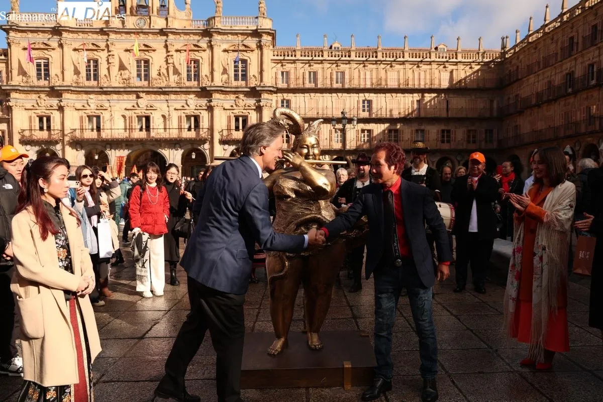 El alcalde de Salamanca, Carlos García Carbayo, y el escultor Xu Hongfei presentan la escultura dedicada al Año de la Serpiente. Foto de David Sañudo
