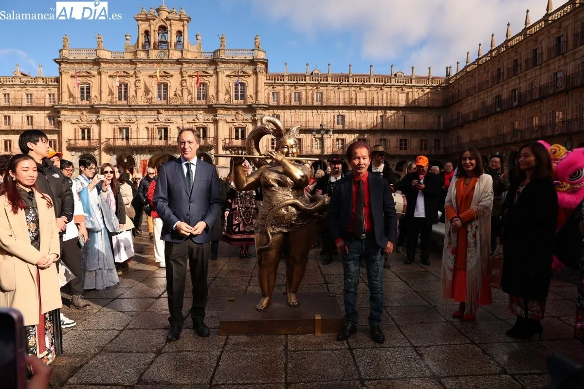 El alcalde de Salamanca, Carlos García Carbayo, y el escultor Xu Hongfei presentan la escultura dedicada al Año de la Serpiente. Foto de David Sañudo