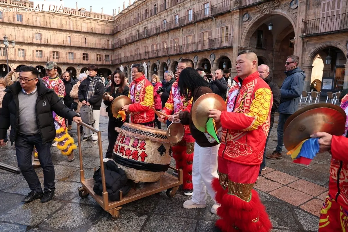 El alcalde de Salamanca, Carlos García Carbayo, y el escultor Xu Hongfei presentan la escultura dedicada al Año de la Serpiente. Foto de David Sañudo