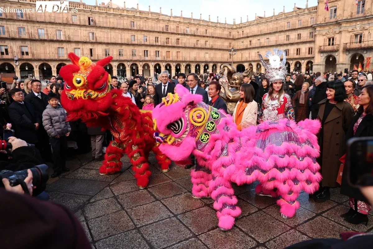 El alcalde de Salamanca, Carlos García Carbayo, y el escultor Xu Hongfei presentan la escultura dedicada al Año de la Serpiente. Foto de David Sañudo