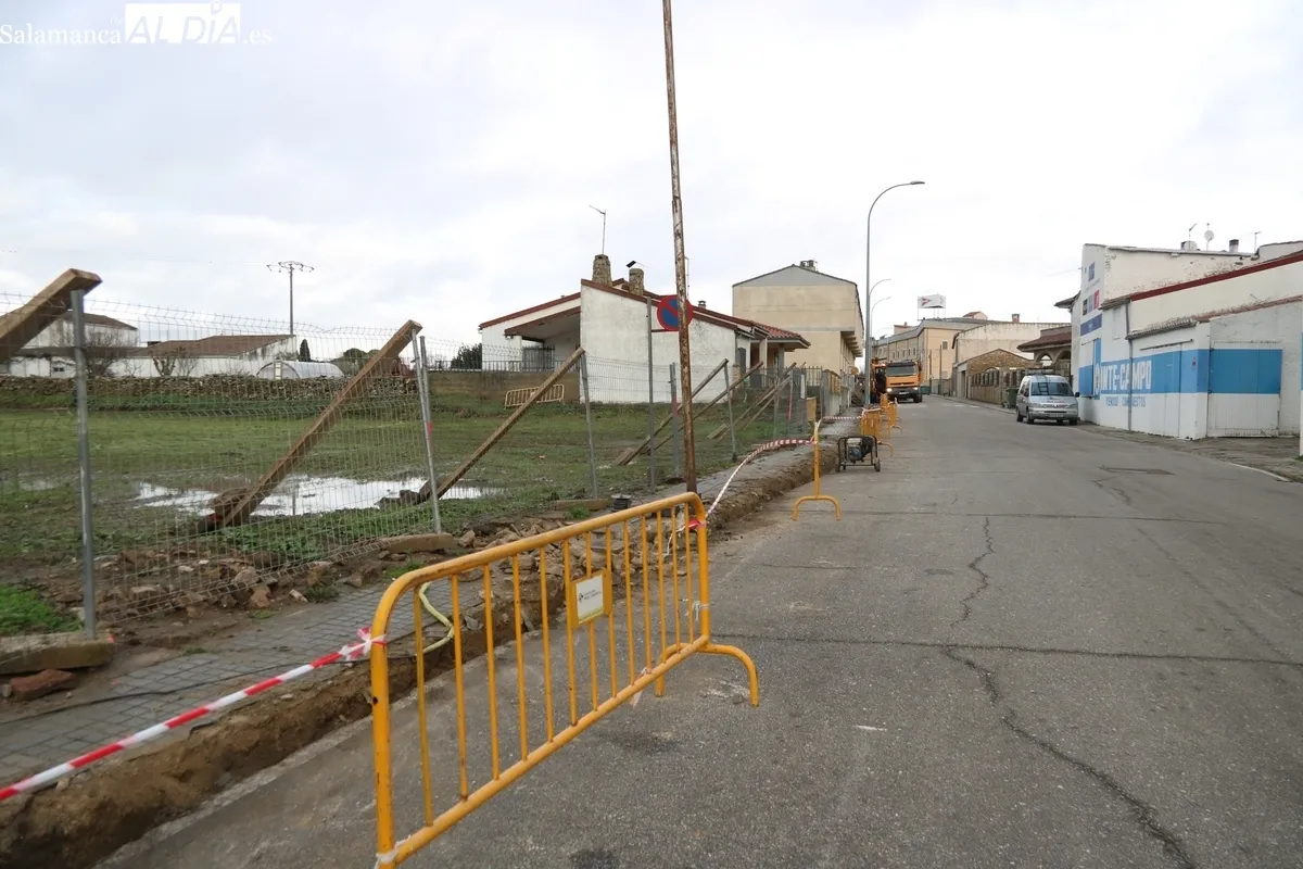 Obras de nuevo acerado en la calle Reguerita de Vitigudino / CORRAL