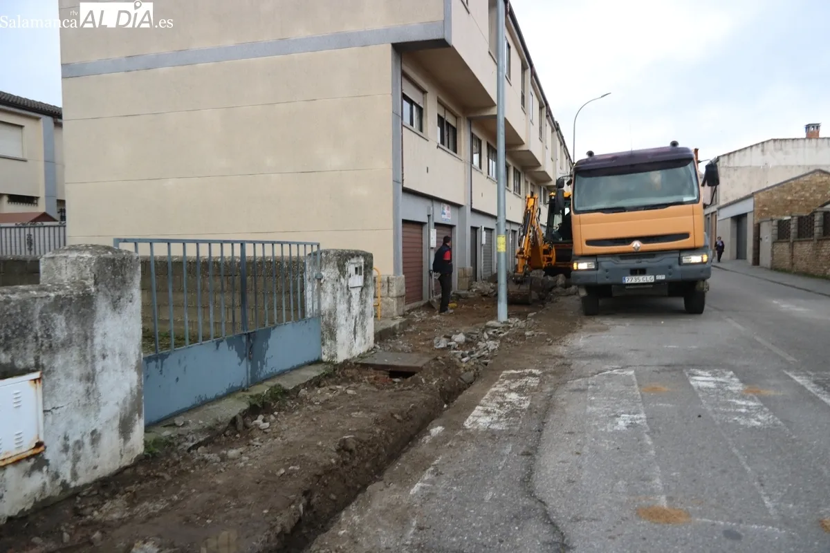 Obras de nuevo acerado en la calle Reguerita de Vitigudino / CORRAL