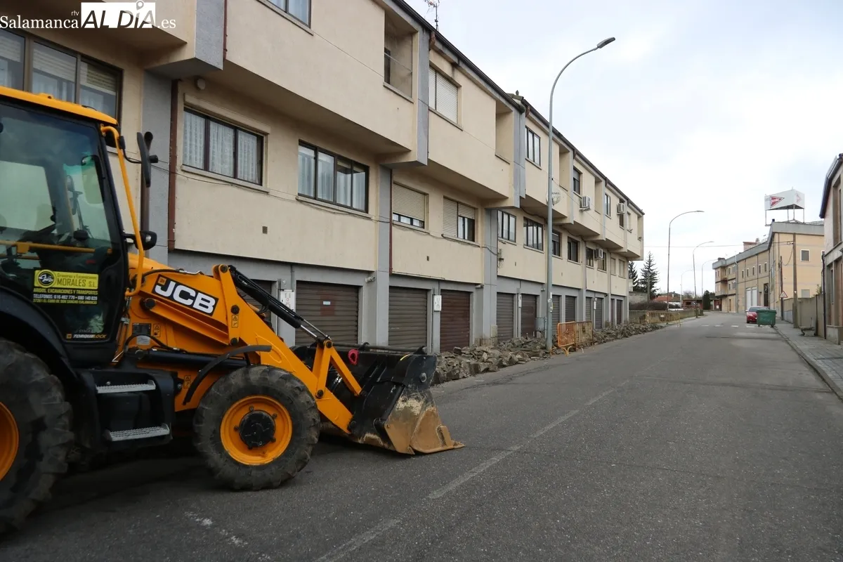 Obras de nuevo acerado en la calle Reguerita de Vitigudino / CORRAL