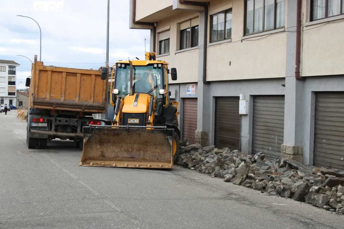 Obras de nuevo acerado en la calle Reguerita de Vitigudino / CORRAL